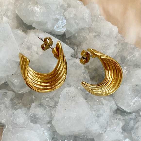 Vtg Avon Sleek Hoop Earrings - Picture 2 of 5